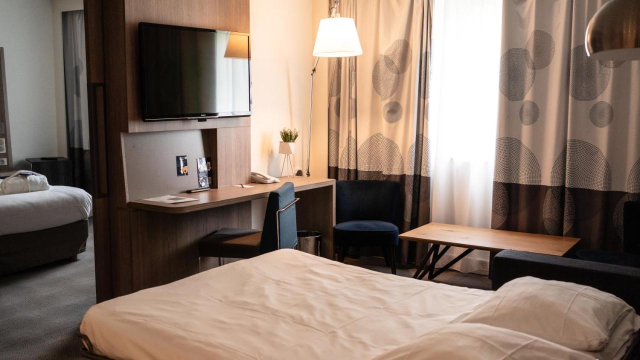 Novotel Fontainebleau Ury Екстер'єр фото